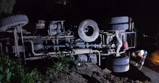 সাতছড়িতে সড়ক ধসে বালুভর্তি ট্রাক খাদে, যান চলাচল বন্ধ